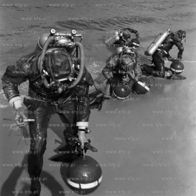 Ćwiczenia płetwonurków na gdyńskiej plaży.
1968
0006689z
Fot....