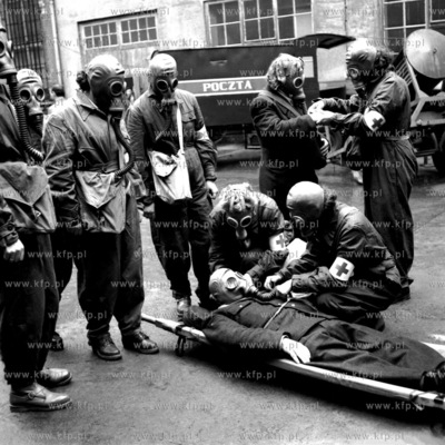 Ćwiczenia TOPL na wypadek skażenia chemicznego. (lata60).1960
0002235z
Fot....