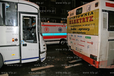 Kolizja drogowa na ul.Kartuskiej.
Jadacy bialy autobus...