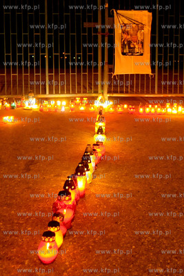 Wczoraj poznym wieczorem pod Brama Papieska lotniska...