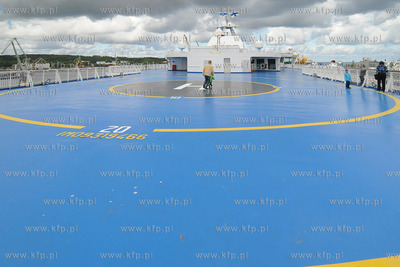 Gdynia. Do nabrzeza w Baltyckim Terminalu Kontenerowym...