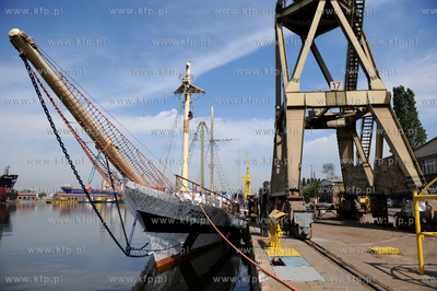 Gdansk. Stocznia Remontowa. Naprawa polamanych masztow...