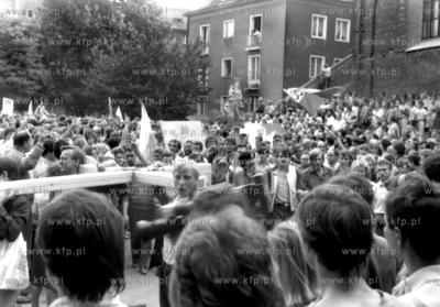 Powitanie strajkujacych na placu przed kosciolem sw...
