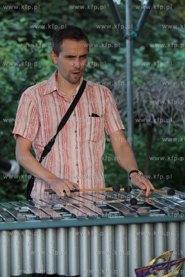 Muzeum w Sopocie. Koncert. Wojtek Staroniewicz ze swoim...