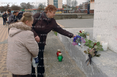 Zaloba narodowa po katastrofie prezydenckiego samolotu...