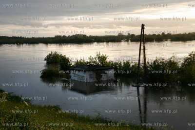 Wzebrana Wisla w miejscowosci Dworz. 24.05.2010 fot....