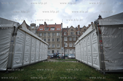Montarz namiotow na ulicy Sw.Ducha dla rzemieslnikow...