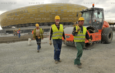 Prace wykonczeniowe na miesiac przed meczem inauguracyjnym...