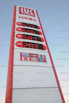 Stacja paliw LUKOIL  przy drodze krajowej nr 6 (ul....