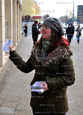 Gdansk. Rozdawanie ulotek przy wejsciu glownym do budynku...