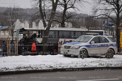Ok. godz. 11 autokar turystyczny wjechal w drzewo na...