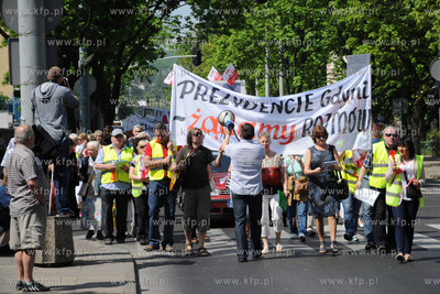 Kupcy z gdyńskiej hali targowej przeszli ulicami Gdyni...