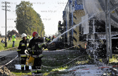 Kwidzyn. Cwiczenia sluzb ratowniczych. Wypadek kolejowy...