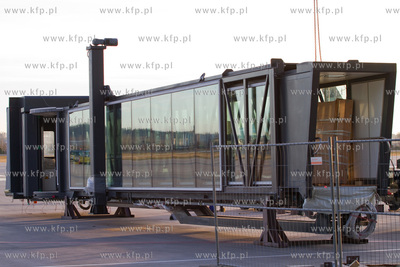 Przymiarka do instalacji rekawow przy terminalu pasazerskim...