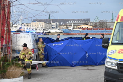 Wydobycie ciała kierowcy , który wjechał swoim samochodem...