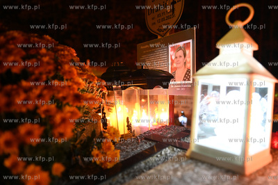 W zaduszkowy wieczór na cmentarzu parafialnym w Gdyni...