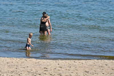 Sopot. Plaża. Upalny weekend spowodował liczne przybycie...