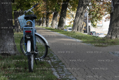 Rower systemu metropolitarnego Mevo stojący na ścieżce...