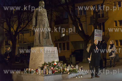 Gdańsk. Protest przeciwko pedofilii pod pomnikiem...