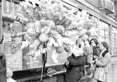 Uliczna sprzedaz balonow karnawalowych na ulicy Rajskiej...