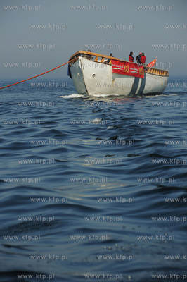 Zniszczony kadłub zaglowca Gen. Zaruski został odholowany...