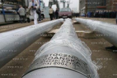 Maszty na ktorych zawisna flagi nowych czlonkow Unii...