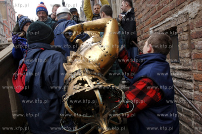 Gdanski. Z wiezy ratusza Glownego miasta zdjeto figure...