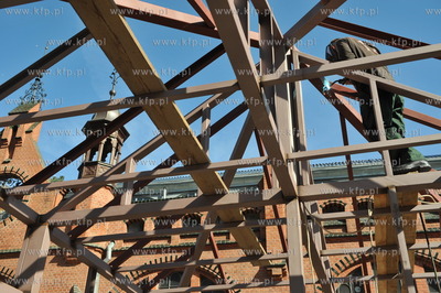 Budowa nowych 18 pawilonow straganow na targowisku...