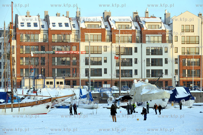 Wedkarze lowia ryby na zamarznietej Motlawie w Gdansku...