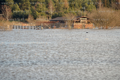 Wezbrane wody rzeki Radunia spowodowaly podtopienia...