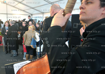 Po uroczystosciach poswiecenia i wmurowania kamienia...