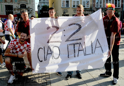Gdansk, ul. Dluga. Hiszpanscy i chorwaccy kibice z...