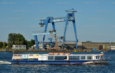 Tramwaj wodny Sonica linii F5 na Martwej Wisle. 9.07.2014...