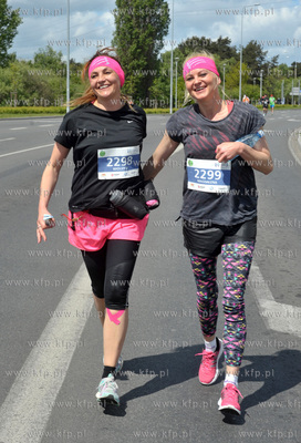 Zawodnicy na trasie I PZU Gdansk Maraton.Skrzyzowanie...