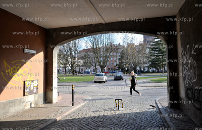 Gdansk. Brama prowadzaca od ul. Swietojanskiej w ul....