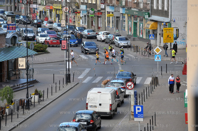 II PZU Gdansk Maraton.  Zawodnicy na skrzyzowaniu ul.Podwale...