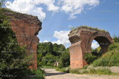 Gdańsk. Stary wiadukt kolejowy dawnej linii kolejowej...