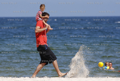 Polwysep helski. Marcin Prokop nad morzem z coreczka.
23.07.2008
fot....