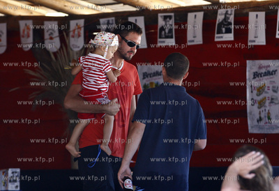 Polwysep helski. Marcin Prokop nad morzem z coreczka.
23.07.2008
fot....
