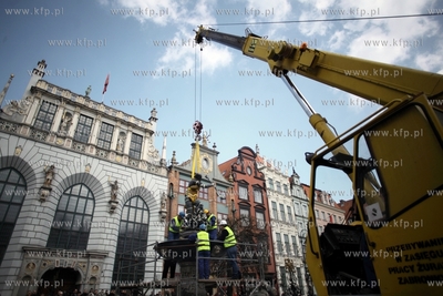 Gdansk. Dlugi Targ. Powrot posągu rzymskiego boga...