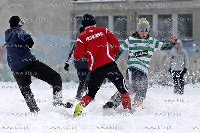 Gdansk Zaspa. Pilkarski turniej dzikich druzyn Do przerwy...