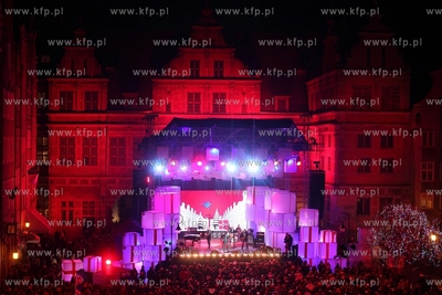 Cala Polska spiewa koledy, koncert na Dlugim Targu...