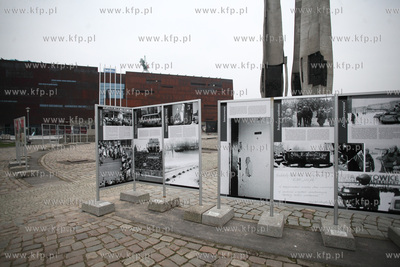 Gdansk. Plac Solidarnosci. Wystawa poswiecona wydarzeniom...