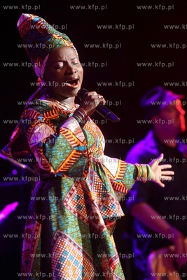 Siesta Festival.  Koncert pochodzacej z Beninu piosenkarki...