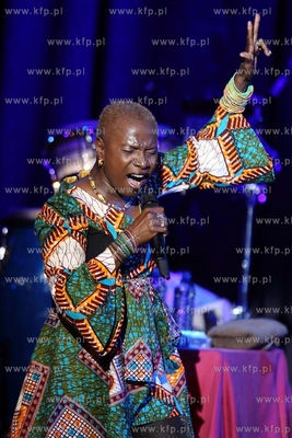 Siesta Festival.  Koncert pochodzacej z Beninu piosenkarki...