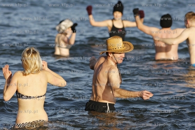 Plaza w Gdansku Brzeznie. Nz.kapiel morsow z klubu...