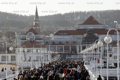 Tłum spacerujących na sopockim molo w drugi dzień...