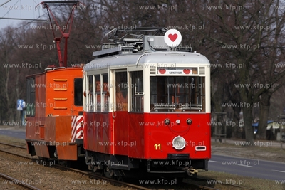 Gdańsk. Tramwaj zabytkowy N ciagniety przez tramwaj...