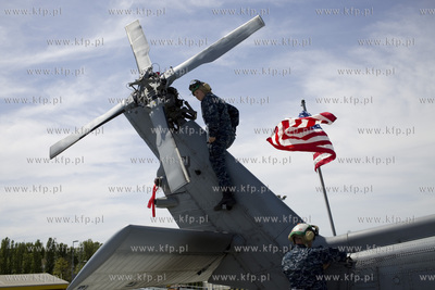 Amerykański okręt desantowy San Antonio dowodzący...