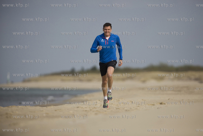 Adam Korol biega na plazy na gdanskich Stogach. 30.04.2015...